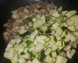 Foto del paso 2 de la receta: Gratín de champiñones y calabacín escabechado con brécol