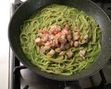 Foto del passaggio 6 della ricetta Linguine con crema di piselli, gamberi e ricotta