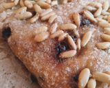Foto del paso 13 de la receta: Coca de panadero con pepitas de chocolate y piñones