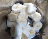 A picture of step 1 of Banana Nutella milk shake.