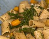 Foto del passaggio 7 della ricetta Mezze Maniche con Vongole, Salicornia e Bottarga