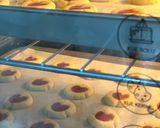 Foto langkah ke 3 dari resep Strawberry Thumbprint with Love.