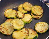 Foto del paso 3 de la receta: Ensalada de garbanzos y calabacín con sobrasada y miel