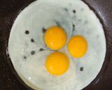 Foto langkah ke 1 dari resep Telur Ceplok Masak Kecap.