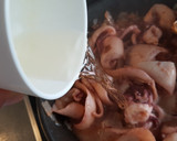 Foto del paso 3 de la receta: Calamares encebollados con setas shimeji
