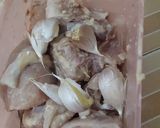 Foto langkah ke 2 dari resep Ayam goreng bawang putih.