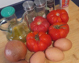 Foto del paso 1 de la receta: Huevos al plato con tomate y cebolla