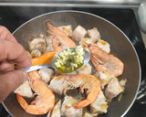 Foto del paso 4 de la receta: Bonito encebollado con langostinos y patatas