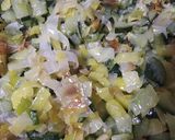 Foto del paso 1 de la receta Pastel de puerro y calabacín con gambas