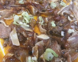 Foto del paso 10 de la receta: Oreja de cerdo sobre brava y cebollita japonesa