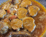 Foto del paso 10 de la receta: Solomillo en salsa con champiñones, puré de patata y compota de pera