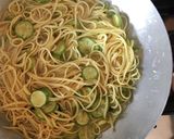 Foto del passaggio 7 della ricetta Linguine con zucchine mantecate con caciocavallo ragusano 🌷