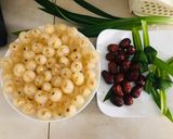 Hình bước làm 1 của món Chè hạt sen, nhãn, táo đỏ
