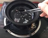 Hình bước làm 1 của món Cháo mực cà rốt cho bé từ 9 tháng trở lên