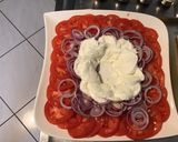 Une image de l'étape 6 de Salade de tomates roses aux oignons rouges et mozzarella di buffala.