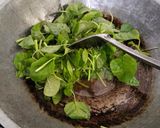 Foto langkah ke 3 dari resep Tumis Bayam Bawang Putih.