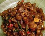 Foto langkah ke 4 dari resep 3) Tumis kikil sapi kecap cabe ijo.