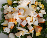 Foto del paso 4 de la receta: Ensalada de rúcula, mango y surimi