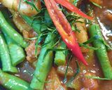 รูปขั้นตอนการทำที่ 3 ของ ผัดเผ็ดถั่วฝักยาวหมูสามชั้น