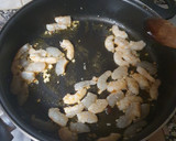 Foto del paso 2 de la receta: Tallarines con gambas, ajo y parmesano de limón