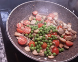 Foto del paso 3 de la receta: Pasta con champiñones, guisantes y tomates cherry