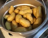Une image de l'étape 2 de Pommes de terre « fracassées » au thym du jardin et parmesan.