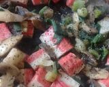 Foto del paso 7 de la receta: Pasta con Surimis & champignon alcaparras verdeo oliva y ajo 