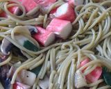 Foto del paso 8 de la receta: Pasta con Surimis & champignon alcaparras verdeo oliva y ajo 