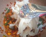 Foto langkah ke 5 dari resep Kwetiau Goreng Bumbu Racik Sop.