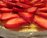 Foto del paso 5 de la receta: Tarta de fresas con nata y gelatina tutifruti sin azúcar