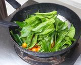 รูปขั้นตอนการทำที่ 5 ของ ใบเชียงดาผัดไข่