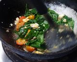 รูปขั้นตอนการทำที่ 6 ของ ใบเชียงดาผัดไข่