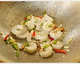รูปขั้นตอนการทำที่ 5 ของ กุ้งผัดพริกขี้หนู