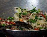 Hình bước làm 5 của món Phở xào hành tây, thịt bò