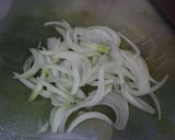 Hình bước làm 1 của món Trứng chiên hành tây