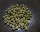 Hình bước làm 1 của món Chè hạt sen, long nhãn