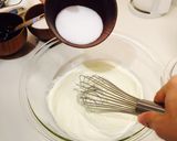 Hình bước làm 1 của món Tiramisu kiểu dễ cho người mới làm bánh
