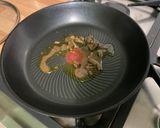 Une image de l'étape 4 de Queue de lotte à l'oignon rouge et tomates orange.