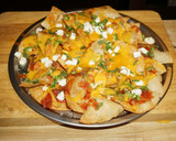 Foto del paso 4 de la receta: NACHOS CON QUESO DE CABRA, PALTA Y CREMA AMARGA