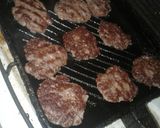 Foto del paso 4 de la receta: Hamburguesas a la plancha con ensalada de tomate