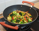 Foto del paso 5 de la receta: Wok de pollo con brócoli y shiitake