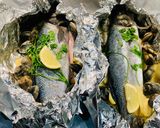 Foto del passaggio 6 della ricetta Spigola al cartoccio con vongole