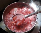 A picture of step 3 of Strawberries and chia seed jam.