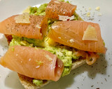 Foto del paso 5 de la receta: Tostada de aguacate y salmón