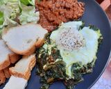 Une image de l'étape 6 de Assiette composée épinards aux œufs,bolognaise, salade, fromage.