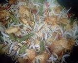 Foto langkah ke 5 dari resep Dadar Telur Cah Toge.
