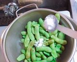 A picture of step 3 of Delicious Salt-Boiled Edamame That Pairs Perfectly with Beer.