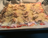 Foto del paso 5 de la receta: Pizza de masa casera de jamón york y champiñones