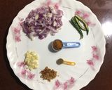 A picture of step 2 of Tomato Maggi.