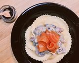 Hình bước làm 5 của món Ravioli Sốt Kem Nấm Topping Cá Hồi Xông Khói & Trứng Cá Caviar